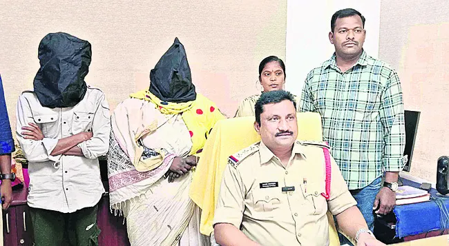 బంగారు ఆభరణాల చోరీ కేసులో ఇద్దరు అరెస్టు 