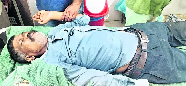 రైలు ఢీకొని ఉపాధ్యాయుడికి గాయాలు 