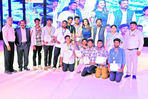 సిద్ధార్థలో మీనాక్షిచౌదరి సందడి 