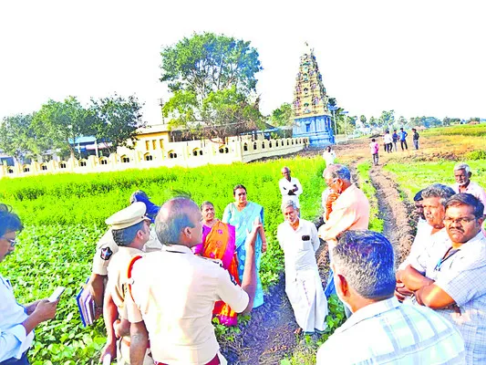 పొలాలు ఇచ్చేందుకు అంగీకరించని రైతులు 