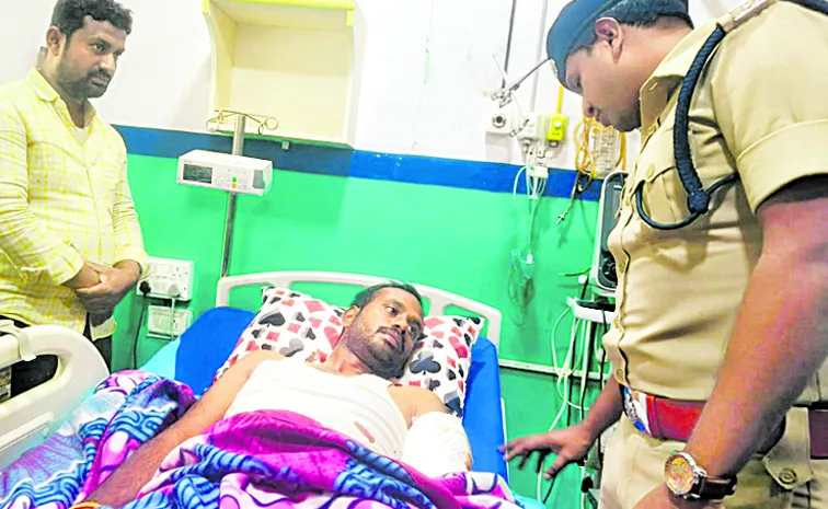 సీఐపై కత్తితో దాడి