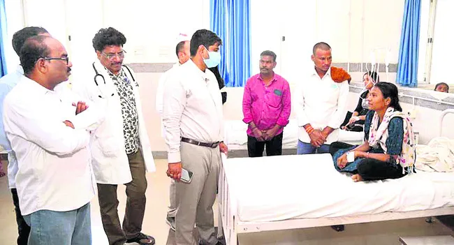 అధికారులు క్షేత్రస్థాయిలో పర్యటించాలి