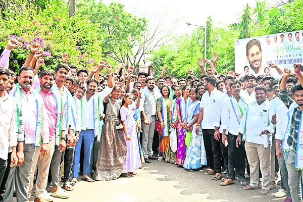 ● చైన్నెలో జననేత జగనన్నకు నీరాజనం ●ఏపీ మాజీ సీఎం వైఎస్‌ జగన్‌ మోహన్‌రెడ్డికి ఘన స్వాగతం ●భారీగా తరలివచ్చిన అభిమానులు, నాయకులు ●ఉత్సాహంతో యువత కేరింతలు 