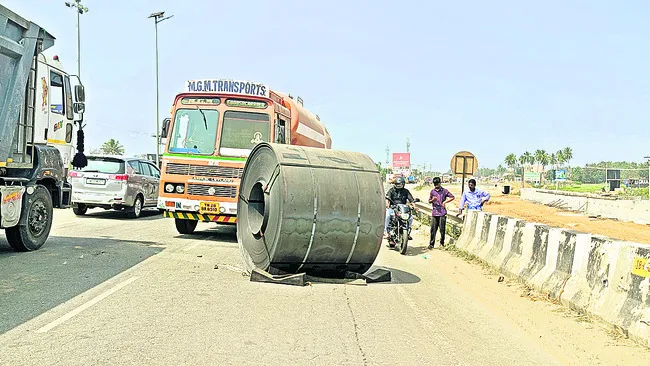 లారీ నుంచి జారిపడ్డ ఇనుప రోలర్‌ 
