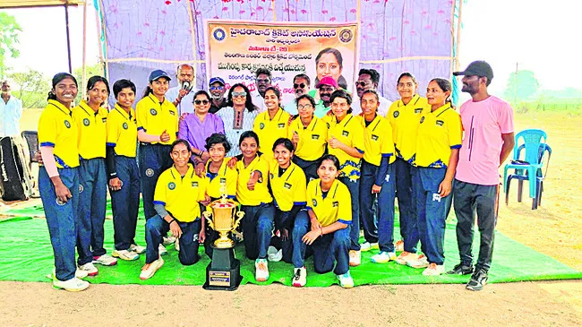 టీ–20 మహిళా క్రికెట్‌ చాంపియన్‌ ఆతిథ్య వరంగల్‌ 