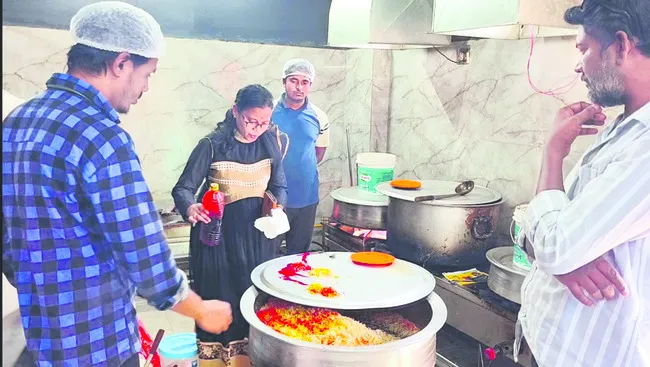 హోటల్‌లో అధికారుల తనిఖీలు 