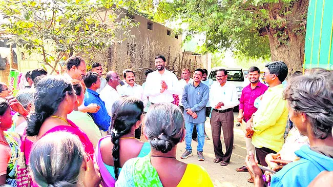 పెరటి కోళ్ల పెంపకంతో అదనపు ఆదాయం