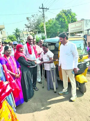 కమ్యూనిస్టులు గెలిస్తేనే అభివృద్ధి