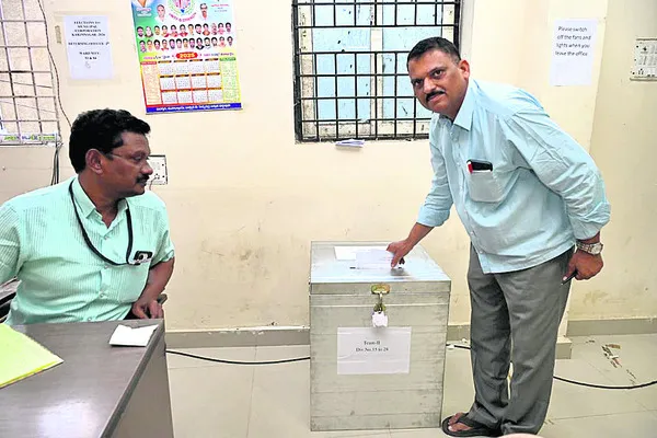 పోస్టల్‌ బ్యాలెట్‌ ఓట్లు షురూ