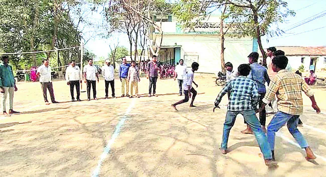 ఆటలు సరే.. ఆడే చోటేది?