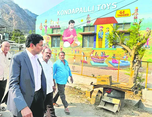 సహకార స్ఫూర్తితో కొండపల్లి బొమ్మకు సరికొత్త శోభ 