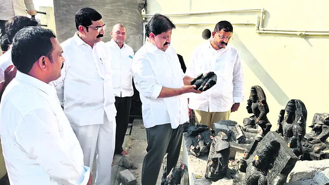 బాబు పాలనలో ఆలయాలకు రక్షణ కరువు 