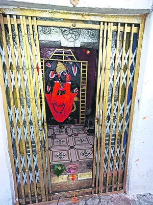 ఆలయంలో వెండి అపహరణ 