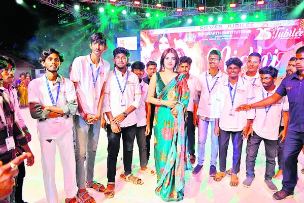 సెమీ కండక్టర్ల హబ్‌గా భారత్‌