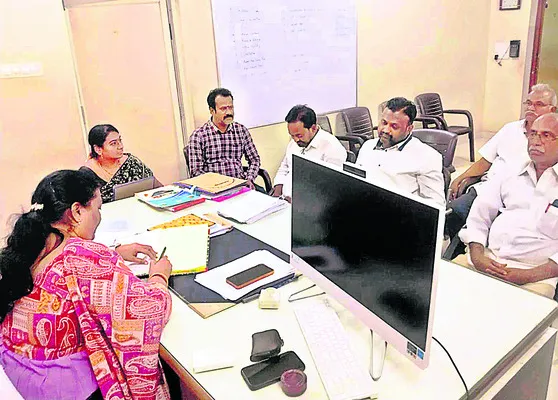 సిండికేటా.. పరోక్ష ఒత్తిళ్లా? 