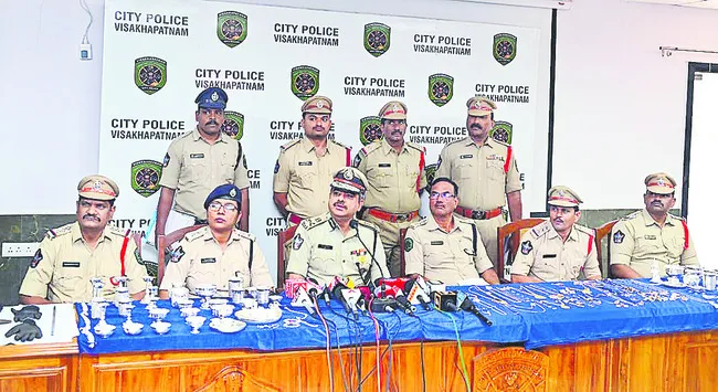 కిలాడీ టెక్కీ.. పోలీసులకు చిక్కి..