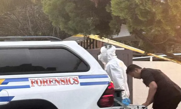 ఘోరం.. పార్కింగ్ కారులో మూడు మృతదేహాలు