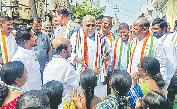 V Hanumantha Rao during the election campaign in Sircilla municipality