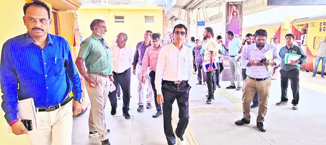 రైల్వేస్టేషన్‌ అభివృద్ధి పనుల పరిశీలన 