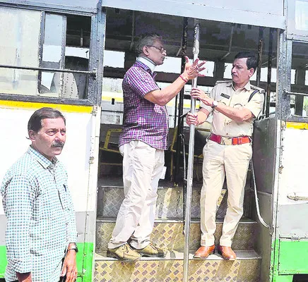 పల్లెవెలుగు  మెట్లపై డోర్లు 