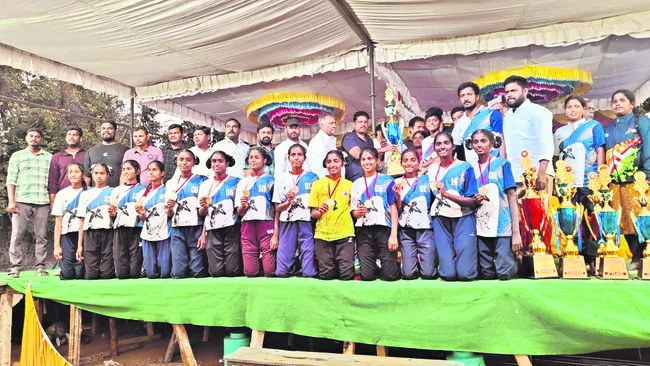 వాలీబాల్‌లో జిల్లా క్రీడాకారుల ప్రతిభ 