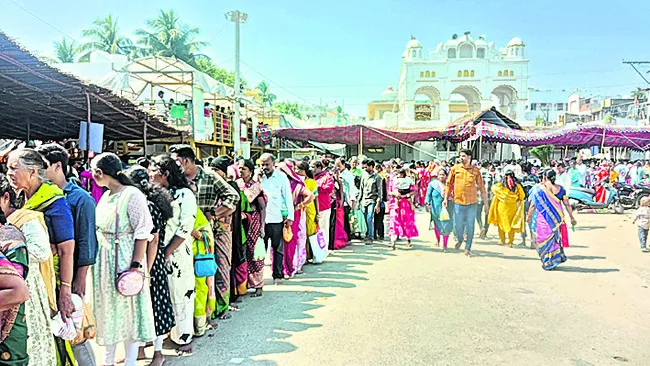 ● అరసవల్లికి భక్తుల వరుస..