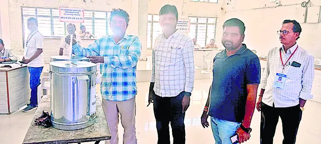 ఓటు వేసిన ఎన్నికల సిబ్బంది
