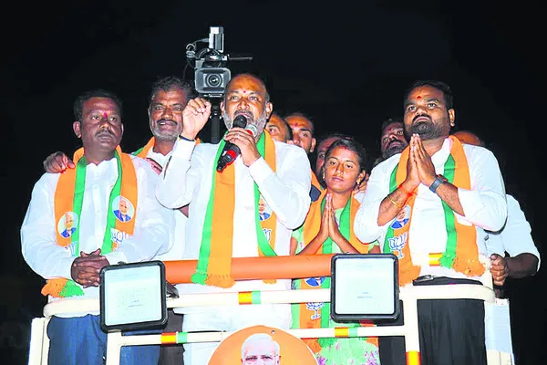 ● కేంద్ర హోంశాఖ సహాయ మంత్రి బండి సంజయ్‌