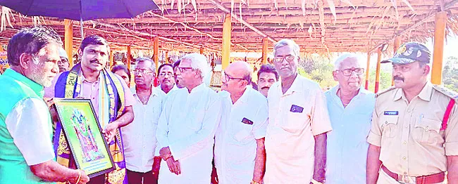 ఆలయ ప్రాంగణంలోని ఆక్రమణలు తొలగించాలి 