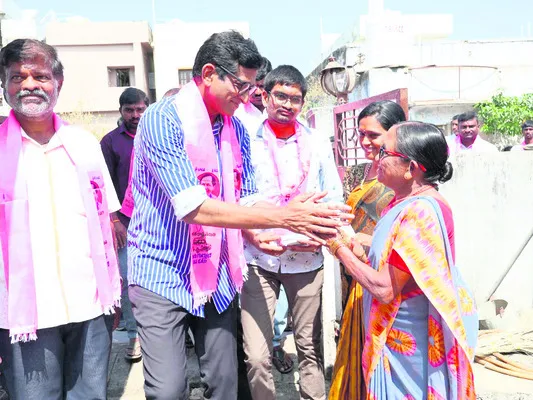 పర్యటిస్తూ.. ఓటు అడుగుతూ..