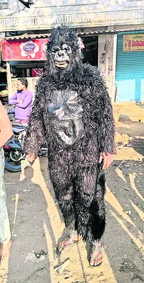 చింపాంజి వేషంతో..
