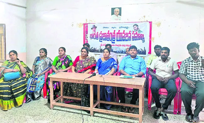 జిల్లాలో పేట్రేగుతున్న గంజాయి బ్యాచ్‌ 