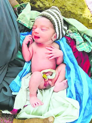 పెంటకుప్పలో పసికందు