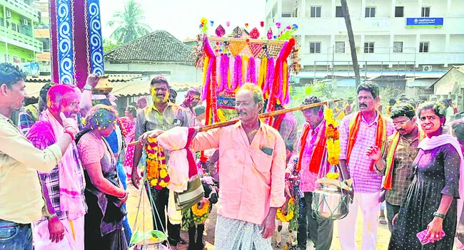 వీరమ్మ తల్లి తిరునాళ్లకు పోటెత్తిన భక్తులు 