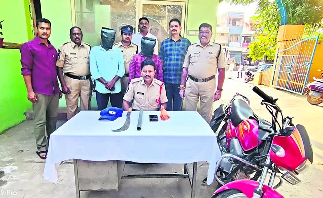 వీఆర్‌ఏపై దాడి కేసులో ఇద్దరి అరెస్టు 