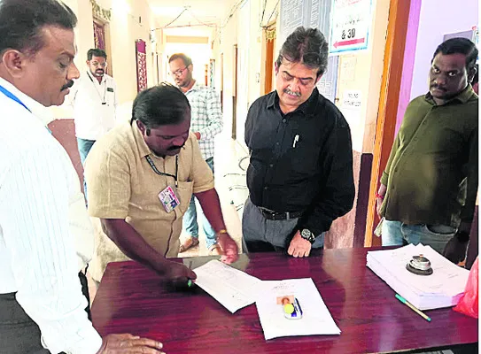 పోస్టల్‌ బ్యాలెట్‌  వినియోగించుకోవాలి
