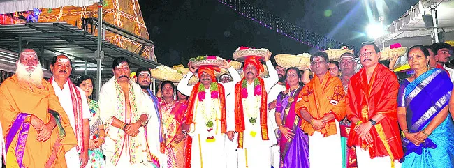 శ్రీకాళహస్తి దేవస్థానం పట్టువస్త్రాల సమర్పణ