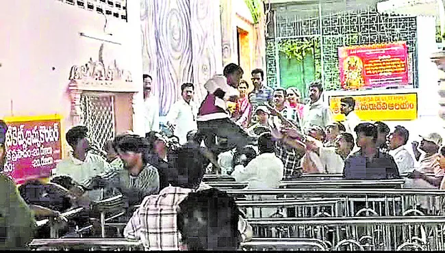 పూటుగా తాగి.. తన్నులాట 