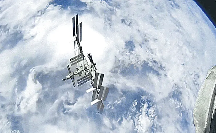 శత్రు శాటిలైట్లపై నిఘా 