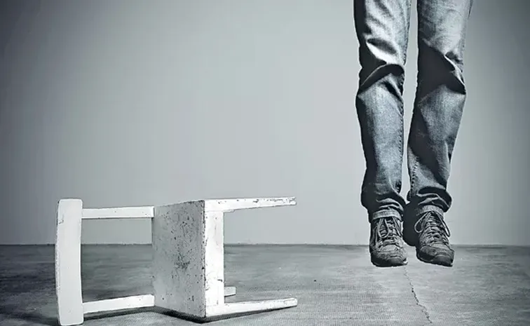 ప్రియురాలికి వీడియో కాల్‌ చేసి ఉరి 