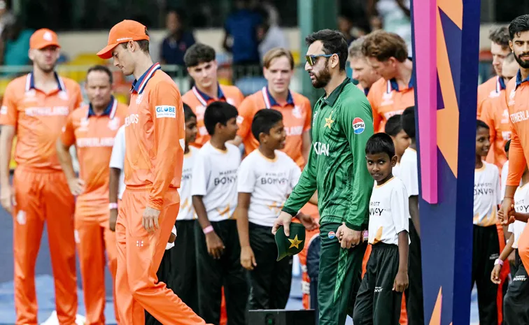 జస్ట్‌ మిస్‌.. పల్లీలు అమ్ముకుంటారా?: పాక్‌ మాజీ క్రికెటర్‌ ఫైర్‌