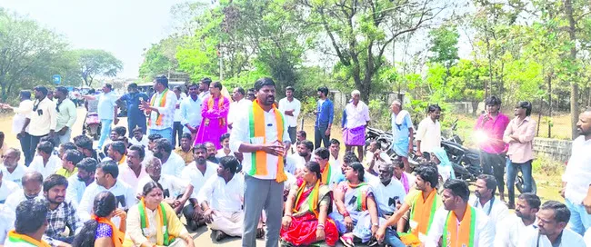 అక్రమ కేసులతో అణచివేత 