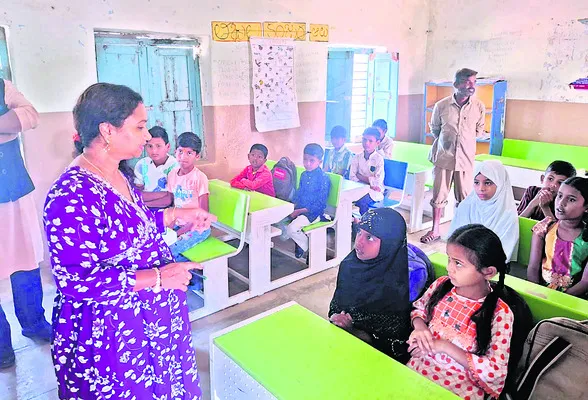 చదువుతోనే ఉజ్వల భవిష్యత్‌