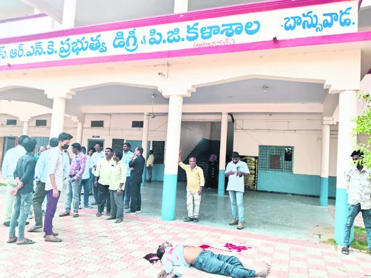 కళాశాల భవనం పైనుంచి దూకి ఆత్మహత్య
