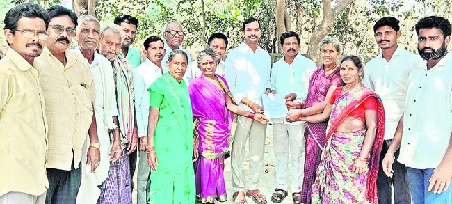 రాజకీయ కక్షతో నిలిపేసిన పింఛన్ల పంపిణీ