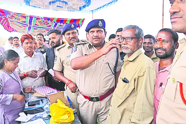 నిర్లక్ష్యంతోనే రోడ్డు ప్రమాదాలు 