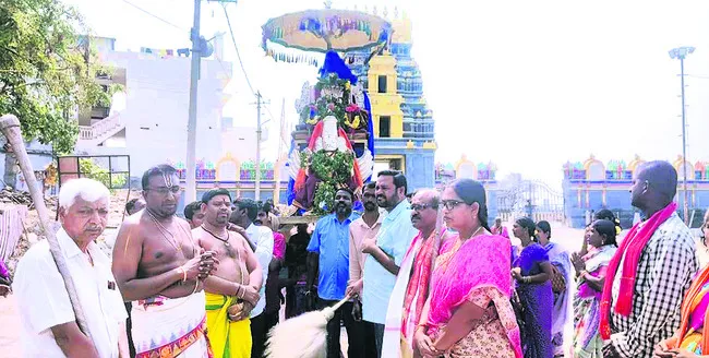 వైభవంగా గరుడ వాహనసేవ