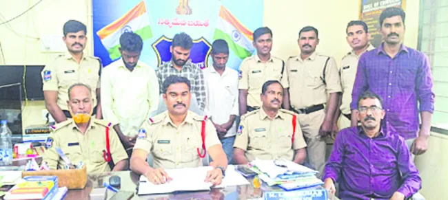 సినీ ఫక్కీలో యువతి కిడ్నాప్‌