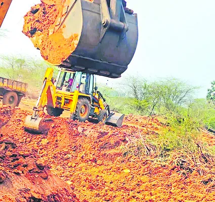 గ్రావెల్‌ అక్రమంగా తరలింపు 