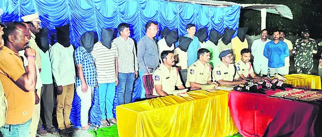 నకిలీ నోట్ల చెలామణి ముఠా అరెస్టు